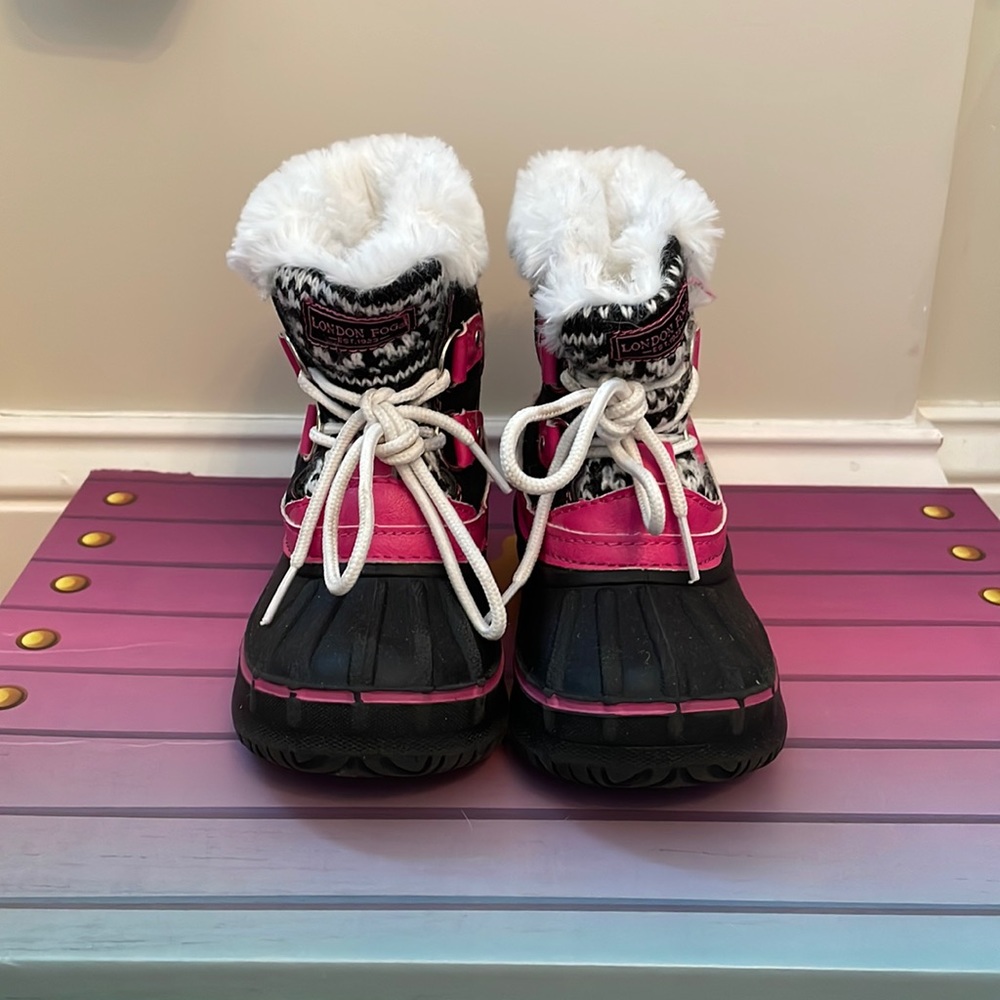 Fur Topline
Warm Lined
Outer Material: Faux Leather
Lace-Up